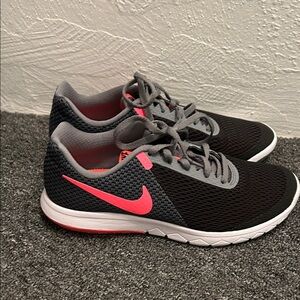 Nike Women's Black and Pink Sneakers